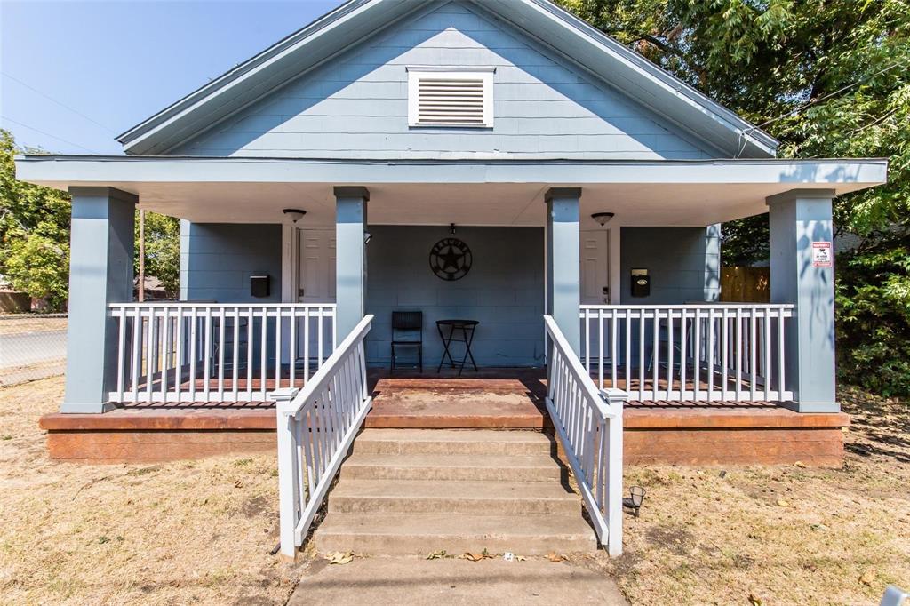 FULL DUPLEX !! GREAT LOCATION !! Calling all investors !  Are you looking to invest in the heart of Dallas ? Here is your opportunity to own a full duplex where you can live in one side and lease the other!  Each side features comfortable living areas, private entrances, and functional layouts that create a warm and inviting feel. Close distance to Bishop Arts with trendy shops, dining, and entertainment and conveniently located about 10 minutes drive to Downtown Dallas. Don't miss this opportunity ! 
Tenant occupied, please do not disturb. Call agent directly to set up a showing. Buyers agent to verify schools.
