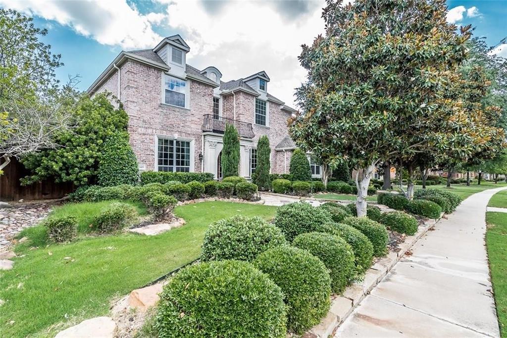 Beautiful former Landstar model in sought after community of Hunters Creek in Frisco ISD.  Hybrid water heater, JanAir Kitchen appliances, surround sound wired throughout the house, subzero fridge, coffee bar outside master and study. Builder's designer quality decorative picture frames remain.
This home boasts an impressive curb appeal with its grand entrance and beautiful landscaped front yard. An open floorplan that is perfect for entertaining guests or relaxing with family. The main living area creates a warm and inviting atmosphere. The gourmet kitchen is a chef's dream, with granite ctops, and ample storage space. All bedrooms are equally spacious and comfortable, with plenty of closet space and natural light. private and extra yard space. Neighborhood amenities include a lazy river - pool, walking and biking trails, and two parks. The central location is close to schools, and very convenient to shopping, entertainment and highway access.