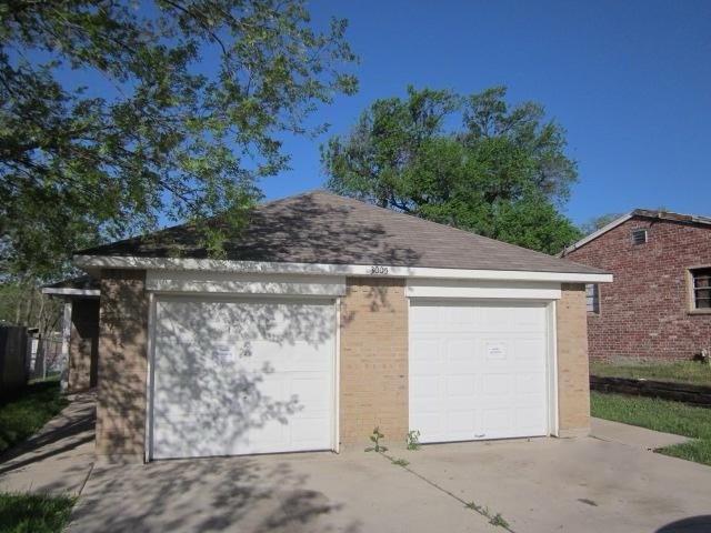 Great 3 bedroom, 2 bath duplex in the heart of Fort Worth with easy access to the stockyards and downtown.  The hard surface flooring installed throughout is aesthetically pleasing and easy to maintain. A well equipped kitchen offers sleek stainless appliances, ample counter space and storage. The interior has been freshly painted and two inch blinds are installed on all windows. 1 car garage provides secure parking and extra storage. The fully fenced backyard adds privacy and is great for outdoor activities or relaxation. Owner will consider 2 non aggressive dogs on a case by case basis with strong application and additional deposit.