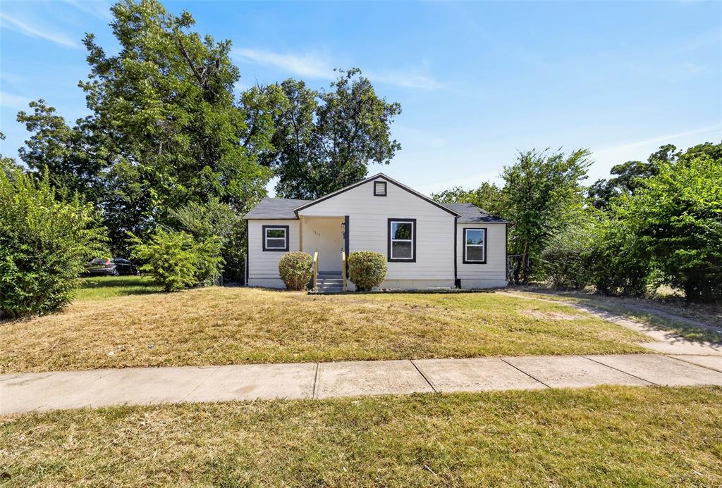 Great opportunity to own a charming single-story home in Fort Worth! This 3-bedroom, 1-bath residence offers approximately 1,390 square feet of living space and sits on a 6,000-square-foot lot in the established Ryan Southeast Addition. Built in 1945, this home offers a functional layout with endless potential for first-time homebuyers, investors, or anyone looking to personalize a property in a convenient location. Enjoy easy access to major highways, downtown Fort Worth, shopping, dining, schools, and local parks. Don't miss this opportunity to make this home your own. Schedule your private showing today!