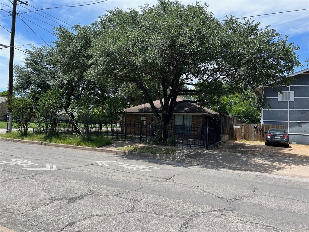 INVESTORS, INVESTORS, BUILDERS, BUILDERS!!! - FULL DUPLEX ON LARGE CORNER LOT IN BISHOP ARTS SELLING FOR LAND VALUE - PLANNED DEVELOPMENT DISTRICT - LOTS OF RE-DEVELOPMENT, NEW CONSTRUCTION TOWNHOMES, CONDOS, MULTI-FAMILY. LOCATED IN BISHOP ARTS AND CLOSE TO JEFFERSON AVENUE, TYLER-DAVIS STREETS, DOWNTOWN DALLAS, MAJOR FREEWAYS, NEW HALPERIN PARK, HOSPITALS, SHOPPING, DINING. GREAT OPPORTUNITY, DO NOT MISS. PLEASE DO NOT DISTURB THE TENANTS.