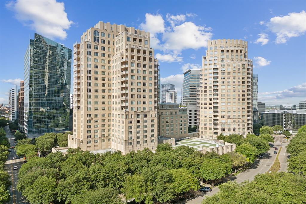 RESIDENCES CONDO IN UPTOWN - Residential
