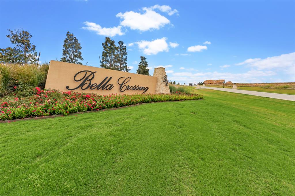 1.17 acre lot with beautiful views in sought after Aledo ISD! Build your dream home on this rolling elevated hillside to take advantage of the gorgeous sunsets. Lot is located on a no thru street providing privacy and a peaceful setting to relax. Subdivision has much to explore whether you are viewing the grazing cattle or deer, listening to the active creeks, and snapping photos during the bluebonnet and wild flower season. 5 minute drive to Benbrook Lake and its picnic pavilions. Located close to Fort Worth, near shopping and entertainment.