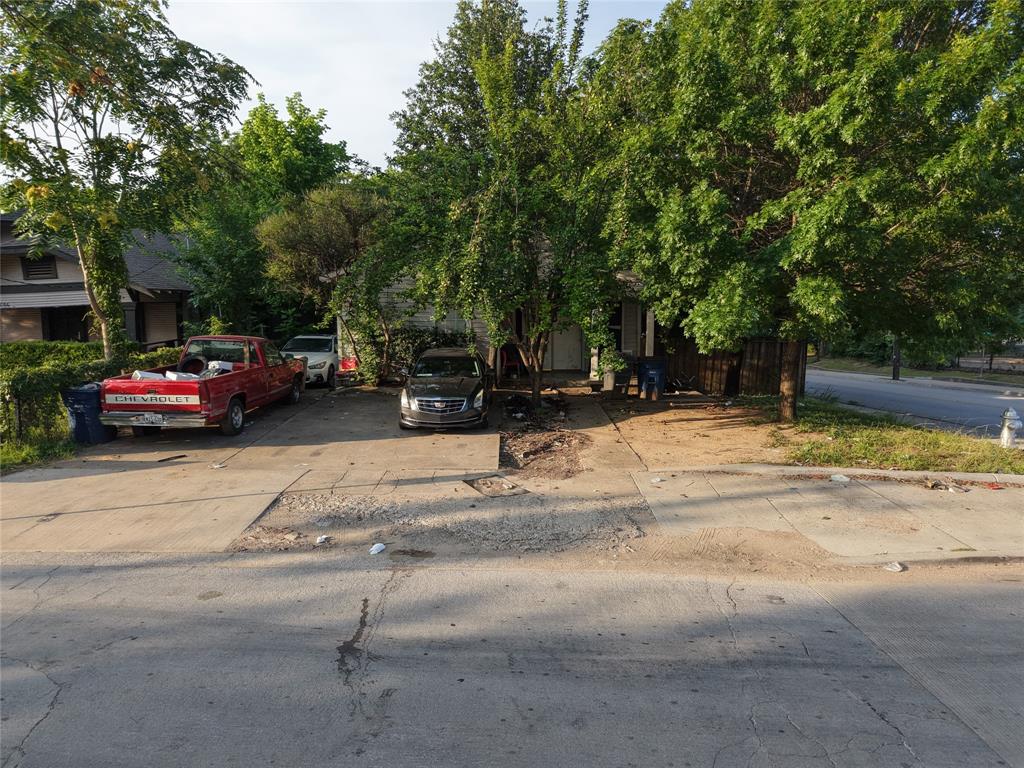 Exceptional investment and development opportunity in a multifamily-zoned MF-2(A) area. Located in the highly desirable Oak Cliff neighborhood, this prime site is within walking distance of the Dallas Zoo, the new Halperin Park and a nearby DART rail station, providing excellent accessibility and convenience.
Just minutes from downtown Dallas, the location offers strong potential for multifamily development and long-term rental income. Surrounded by ongoing growth, revitalization, employment centers, entertainment, and transportation options, this assemblage presents an ideal opportunity for builders, developers, and investors seeking to capitalize on one of Dallas's emerging residential markets.