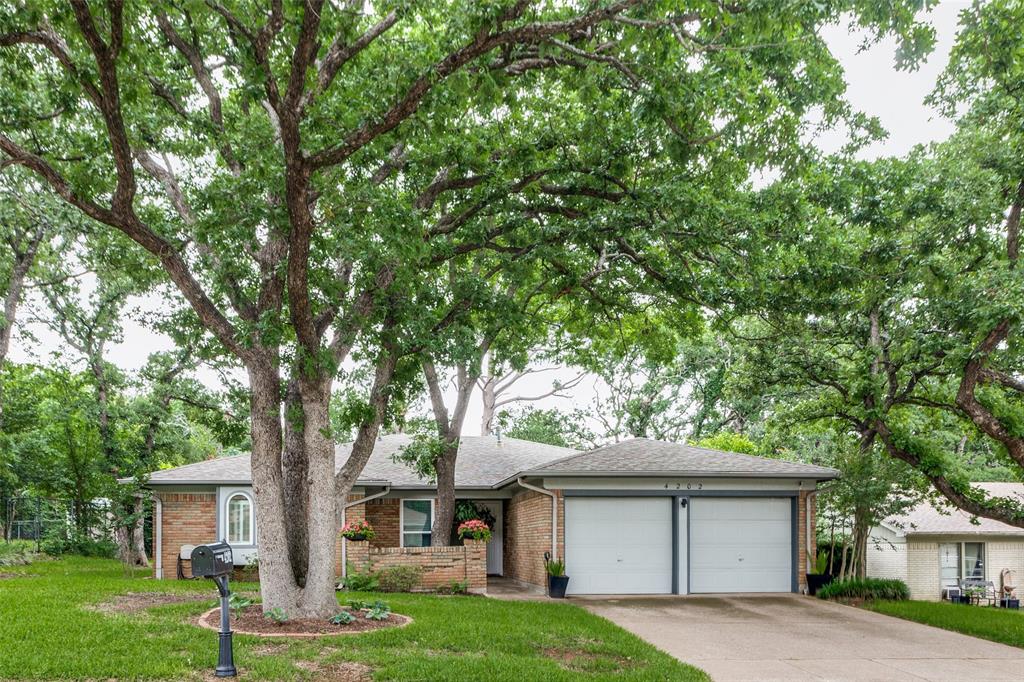 Nestled in a quiet, established Arlington neighborhood near Green Oaks, this beautifully maintained 3-bedroom, 2-bath home offers the perfect blend of comfort, character, and convenience. Sitting on a large lot with no HOA, this home is ideal for entertaining and everyday living.
Step inside to soaring vaulted ceilings, a stunning floor-to-ceiling brick fireplace, and a spacious open living area filled with natural light. The oversized primary suite features a relaxing sitting area, creating the perfect private retreat.
Love to entertain? The kitchen window opens directly to an outdoor bar area overlooking the beautiful backyard deck, perfect for hosting friends and family year-round.
Enjoy an unbeatable location with Lake Arlington just a short 20-minute walk away, nearby schools for added convenience, and the elementary school only about a block from the home. You’ll also have quick access to shopping, dining, entertainment, UTA, Globe Life Field, and AT&T Stadium, putting some of Arlington’s best attractions just minutes away.
Whether you’re catching a Cowboys game or concert, enjoying Rangers baseball, exploring local restaurants, taking an evening walk to the lake, or relaxing at home in your own backyard oasis, this home offers the lifestyle today’s Arlington buyers are looking for. Buyer and Buyer's Agent to verify all information.