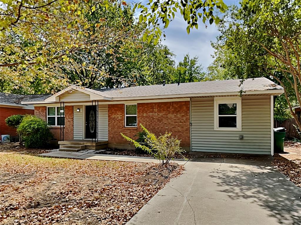 ***Move in Special: half off December with November start date! ***Renovated home in Denton ready for move-in! This home has new flooring, a new kitchen and renovated bathrooms. Great yard and just a short drive from downtown Denton.
