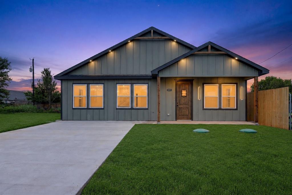 Brand New Beautiful Construction.
3 Bedrooms, 2 Full Bathrooms
Living Room and Dining Room with High Ceiling Features
Lots of details