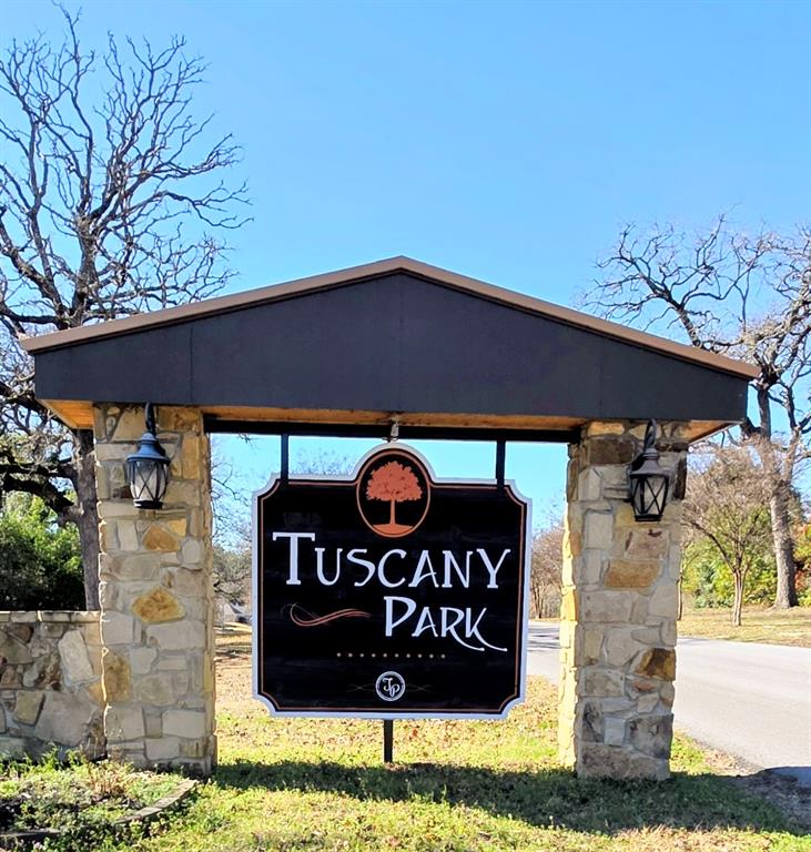 Welcome to the most relaxing quaint lake front lots around. The views are so serene. These lots are very sought after. Don't wait, come see today. Build your dream lake home on this beautiful private neighborhood. Very few lots are available in phase 1.