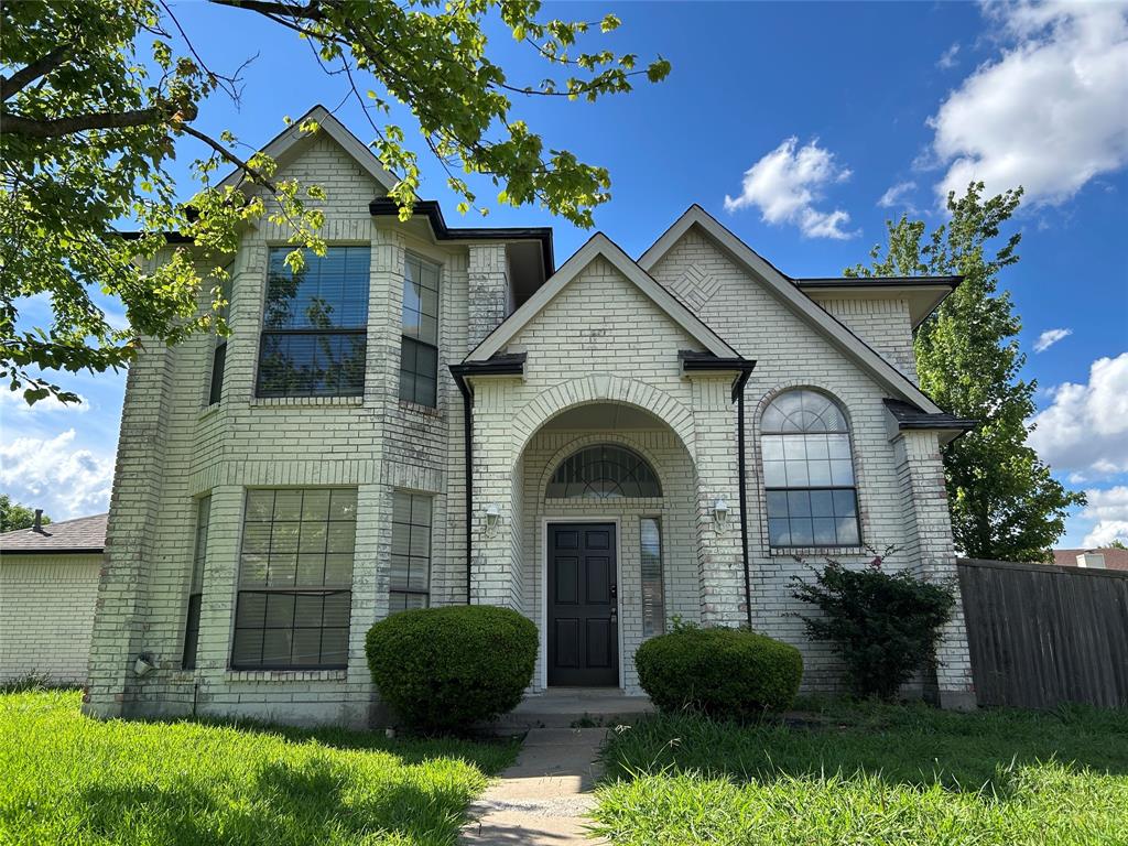 Locate at West Plano two-story house. White Brick front view, Large living room with a cozy brick fireplace and a wet bar. Spacious kitchen and Large breakfast room. Front room has large bay windows. Upstairs have a big game room and 2 large secondary bedrooms. Master retreat has room for a sitting area and large walk-in closet, at the bathroom, luxurious spa and dual sinks, over-sized shower. !Great backyard with covered patio. Close to Entertainment, Restaurants & Shopping area. Highly-rated Plano schools and Plano West High School.