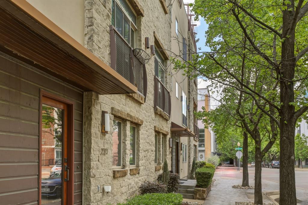 This move-in ready Uptown Dallas townhome offers 2 bedrooms, 2.5 baths, a spacious private study, and a rooftop terrace—all in a prime walkable location. Stylishly updated with modern finishes, an open-concept layout & abundant natural light, this turnkey home blends comfort, functionality, and urban convenience in the highly coveted State Thomas neighborhood.
A stunning  kitchen renovation features custom navy cabinetry, quartz countertops, high-end stainless-steel appliances, and a generous island that seamlessly connects to the living and dining areas. The home has been fully updated from floor to ceiling, including brand new hardwood floors, fresh paint, and updated lighting throughout.The expansive primary suite is a true private retreat, complete with a spa-inspired bathroom offering dual vanities, a walk-in shower, and a stand-alone tub. Secondary bedroom with en-suite bath offers flexibility for guests, while the third room can serve as a home office space or nursery. An expansive rooftop deck is the crown jewel of this home, featuring a built-in-bar and ample lounge seating, all set against breathtaking panoramic views of the Dallas skyline.Additional highlights include a two-car attached garage, ample storage space, and a wired Sonos surround sound system. Located just steps from Uptown’s best dining, shopping & nightlife, with close proximity to the Griggs Park, Katy Trail, West Village, this home delivers an unmatched urban lifestyle of convenience and luxury in one of Dallas’s most iconic neighborhoods.