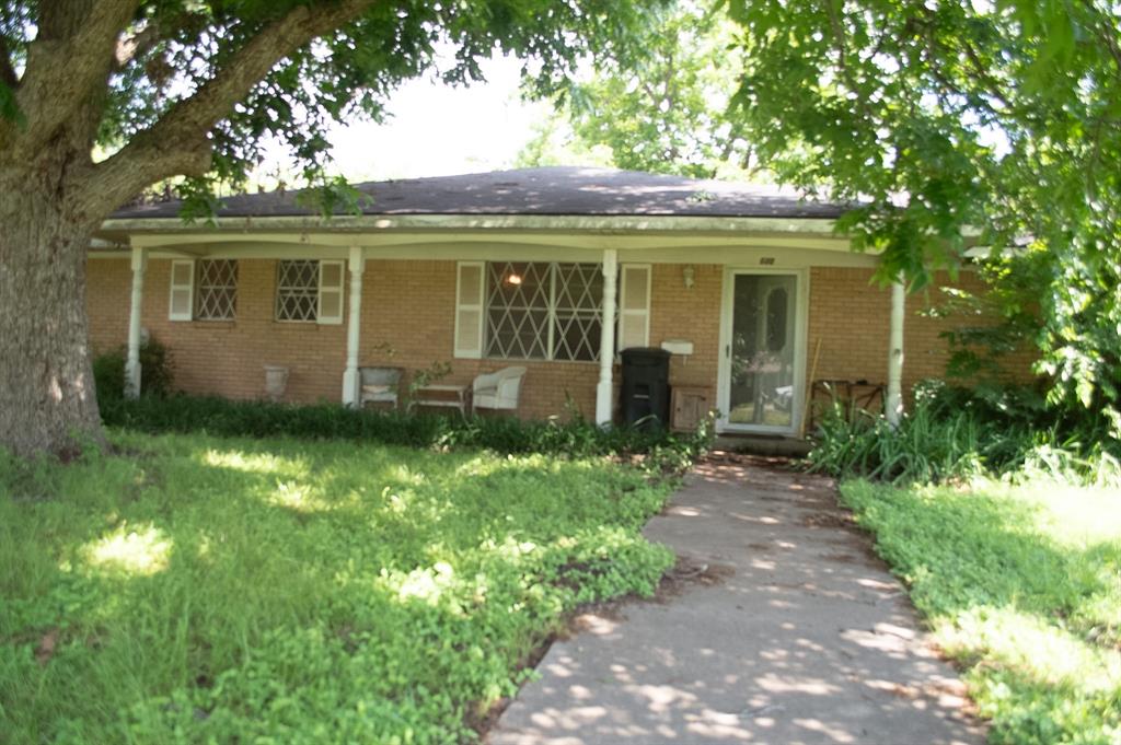 Great investment opportunity! This home is ready for your vision and updates. Features solid layout, spacious lot, and excellent potential to renovate, customize, or add value. Ideal for investors, flippers, or buyers looking to create their dream home. A home with lots of pecan trees secluded, a must see.