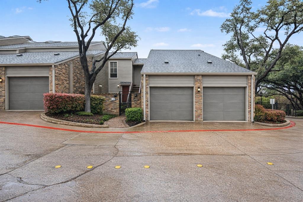 Beautifully maintained 1-bedroom, 1-bath condo located just minutes from major shopping centers, dining, and local
businesses. This spacious unit features an open-concept floor plan with modern finishes and a bright, inviting atmosphere.
Perfectly situated for both convenience and entertainment, this home offers comfortable, low-maintenance living in a prime
location.