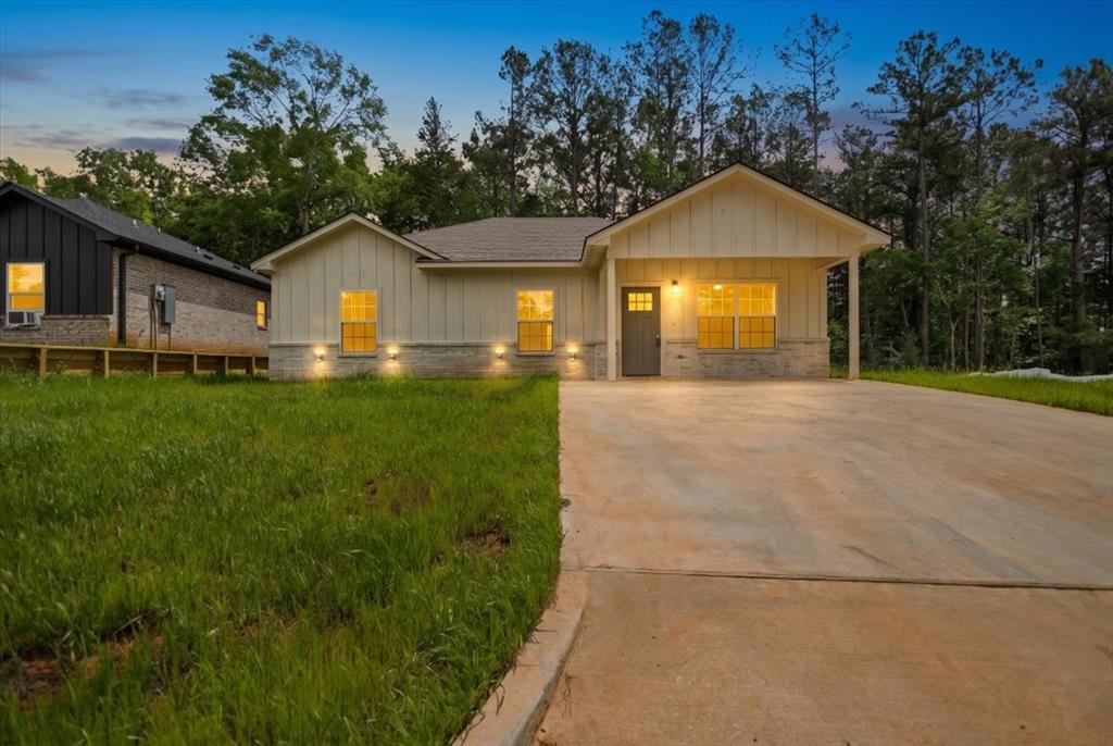 Brand new completed construction located inside the city limits of Jacksonville in a desirable and rapidly redeveloping area. This modern 4 bedroom, 2 bath home offers an open and functional layout with vaulted ceilings featuring decorative beams, creating a bright and elevated living space. Perfect for a family seeking comfort, style, and convenience. The kitchen and living areas are enhanced with recessed LED lighting and LED ceiling fans throughout. The kitchen features granite countertops, subway tile backsplash, and a large walk-in pantry, offering both style and functionality. The primary suite offers a walk-in closet and a well-appointed bath featuring dual sinks and a beautifully tiled walk-in shower. Conveniently located near schools, shopping, and dining, with quick access to US-69 for an easy commute to Tyler, Bullard, and surrounding areas. Move-in ready and designed for modern living.