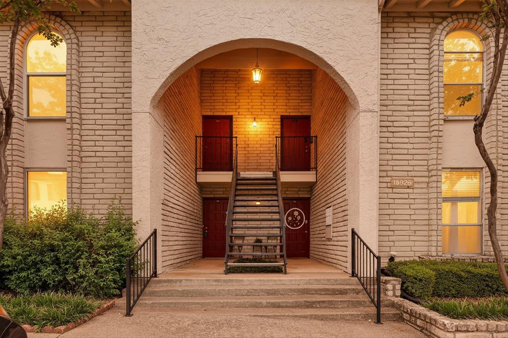 FHA Approved!! Fantastic one bedroom one bath condo in Far North Dallas! Conveniently located off of Preston Road north of Arapaho. 
Large living room, separate dining area adjacent to kitchen. Front and back balconies. Steps away from the Community pool and Prestonwood Country Club!  All utilities are included in HOA fee. Assigned parking.
