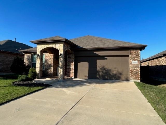 A classic, three bedroom, two bath house, separate living and dining, central air and heat, garage, fenced back yard, immediate availability, $500 deposit, same day approval and lease signing available, thank you!