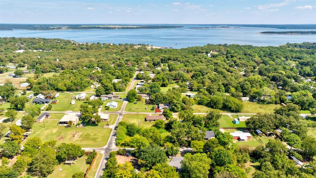 Charming Lakeside Retreat in Sherwood Shores
Escape the city hustle and trade noise for nature in this delightful 2-bedroom, 2-bath home, perfectly situated in the highly sought-after Sherwood Shores community on Lake Texoma. This is the ultimate find for anyone seeking a relaxed and cohesive lifestyle, offering a rare blend of peace, serenity, and convenient access to the lake and local fun.
Whether you're looking for a starter home, a weekend getaway, or a smart rental investment, this charming property is your perfect entry point to the fabulous Lake Texoma life.
Lake Access is a Breeze: You're only 1.3 miles from the boat ramp! Bring your boat, fishing gear, and all your water toys. Lake Texoma is renowned for its world-class striper fishing and boating.
Country Tranquility: Get away from it all and enjoy the quiet, peaceful surroundings that only a lake community can offer.
Easy Access to Fun: This home is only minutes away from Oklahoma, where you can enjoy the CASINO LIFE and other entertainment.
Versatile Living: This highly sought-after area is ready for you to make it your own, whether for full-time living or as a great income-producing rental property.