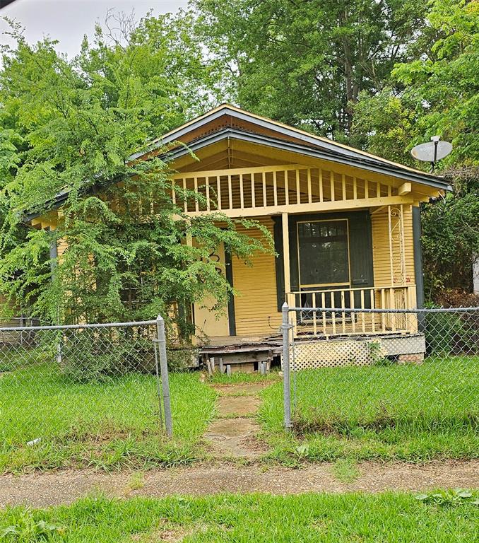 Investor Special! Sold AS-IS.  2-bedroom, 1-bath single-family home with strong potential in Shreveport. Property needs repairs and updates throughout, making it an ideal rehab opportunity for investors and contractors.

2952 Desoto St —Offered as part of a ($345K) package deal with the following additional listings: MLS#21255204- 8218 S Lakeshore DR, MLS#21255197 2711 Parkridge st, MLS#21255191 437 W 75th st and MLS#21255133 1808 Corbitt st.
Individual sales will be considered. Buyer to verify all information; property sold AS-IS.