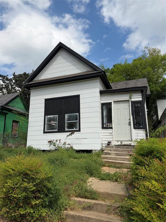 Great income producing property! Lots of potential to make this cash flow. Very spacious and good sized layout. With a little TLC this property could be brought back to life. Schedule your showing today!