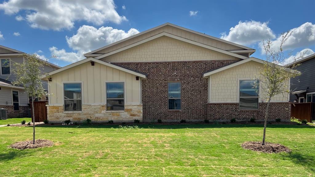 MOVE-IN BY JANUARY 1ST AND RECEIVE 100% OFF OF FEBRUARY'S RENT WHEN SIGNING A 13-MONTH LEASE.
New Construction located in Heritage Hills Estates. This property is located in Venus, Texas within the prestigious Midlothian ISD and only a short 30 minute commute to downtown Dallas. Contemporary high end features include granite kitchen countertops, stainless steel built in kitchen appliances, tiled backsplash, under-mount kitchen sink, upscale wood look vinyl plank flooring in living, dining and wet areas, upgraded carpet in bedrooms, walk in closets, utility area with full size washer and dryer connections, 1 car rear entry garage, beautifully landscaped.
APPLY ONLINE TODAY!