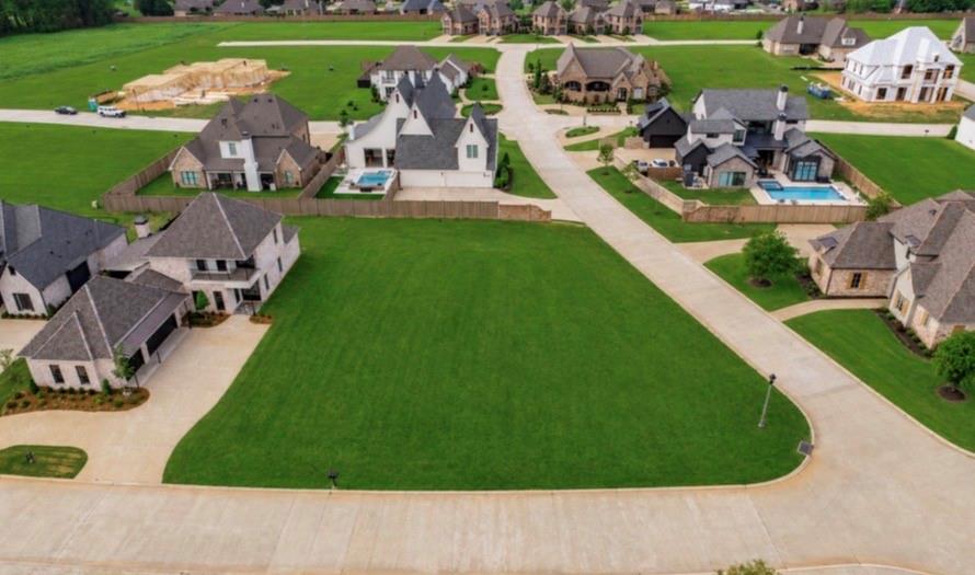Build your dream home on this oversized corner double lot in North Bossier’s premier gated, luxury community, Provident Oaks. This ready-to-build homesite offers added space, privacy, and value. Enjoy beautifully designed surroundings with sidewalks and walking trails, all just a short golf cart ride to Stonebridge Golf & Country Club.
Conveniently located minutes from I-220 with easy access to Barksdale Air Force Base, plus nearby shopping and dining. A rare opportunity to secure a larger corner homesite in a supreme location. Builder recommendations available—start planning your custom home today.