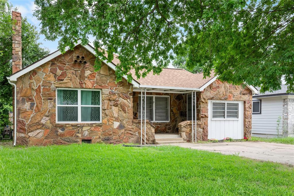 A blank canvas to a make it your very own!  3 spacious bedrooms, wood floors throughout and an open living dining concept are just a few of the starting points of this home.  Bring your crew to work or roll up your sleeves and do the work yourself and have the equity and pride of making this home shine.  Great location near Austin college and Old Settlers park.  Large back yard and plenty of parking.  Roof replaced recently.  
Home sold AS IS will not finance FHA, no lease to own and no owner finance.
