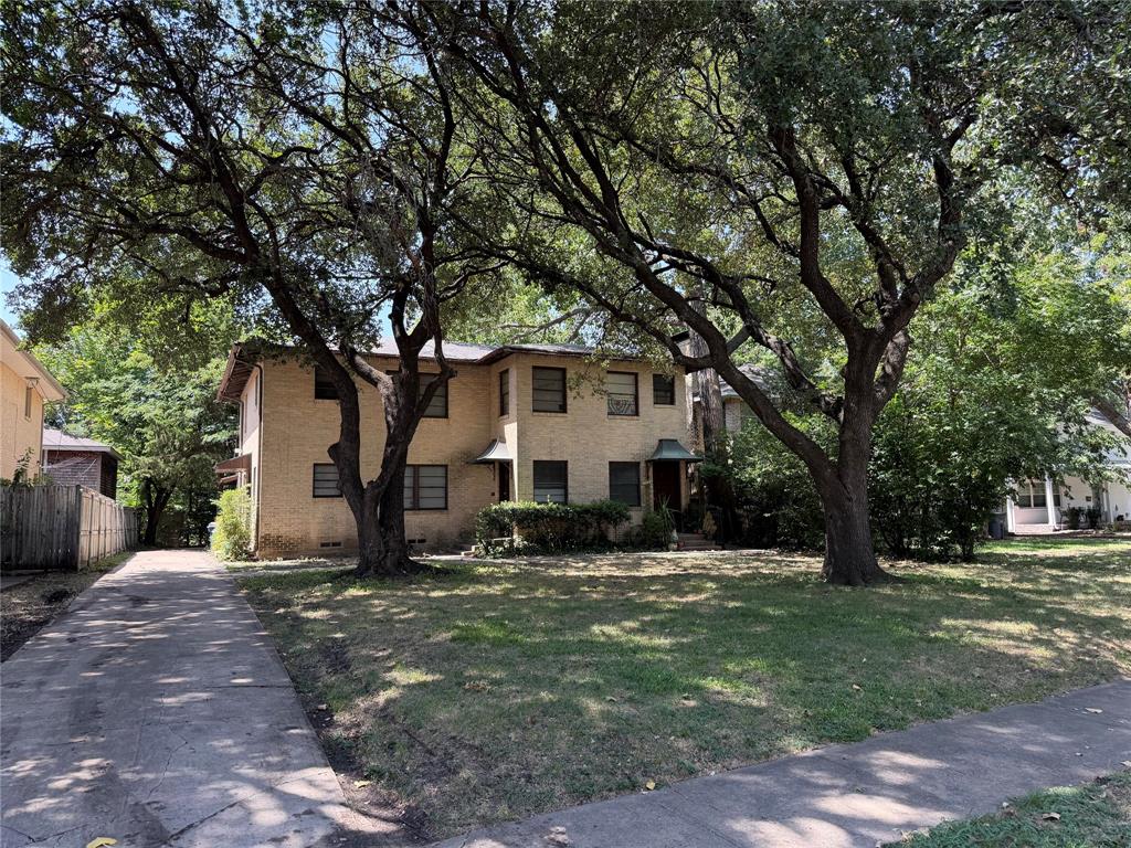 BEST DEAL IN GREENWAY CREST!  This Full Duplex and ADU over garage is on a huge 60 x 150 lot!  The building main building 2900+ Sq ft and the adu is another 600+-.  Ready to rent as is!  Or scrape and build new!  This is an investors dream and is priced to MOVE at lot value!  Make your offers today!    1 unit is occupied on M2M lease, do not disturb tenant. BUYER TO VERIFY ALL MEASUREMENTS, ALL SCHOOLS, AND ALL UTILITIES. SELLER IS RELATED TO THE LISTING BROKER.