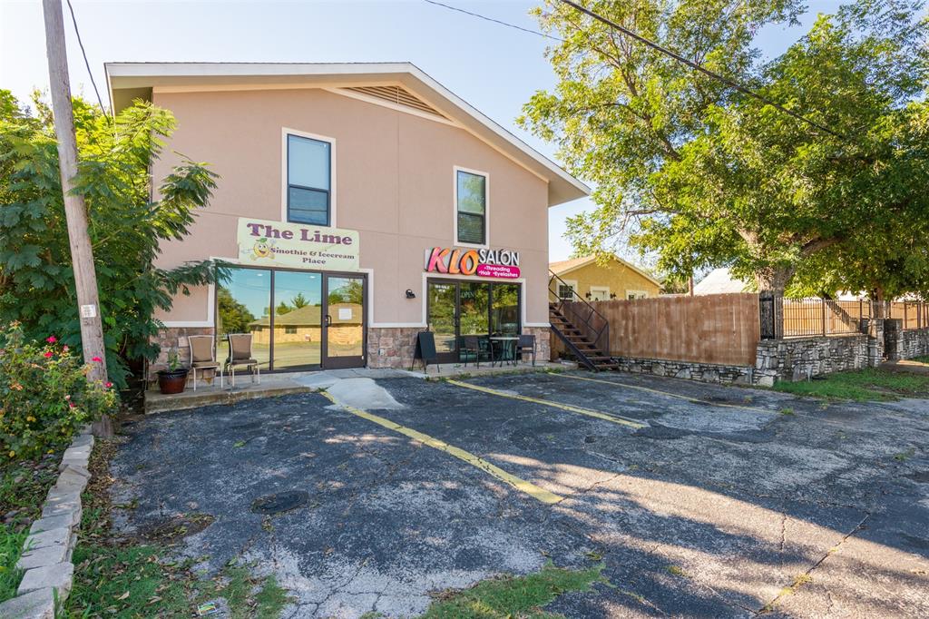 EXISTING HAIR SALON FOR LEASE 750 USABLE SQ FT INCLUDES CURRENT SALON EQUIPMENT. TRASH FEE: $40.00 PER MONTH. DO NOT DISTURB CURRENT TENANTS.