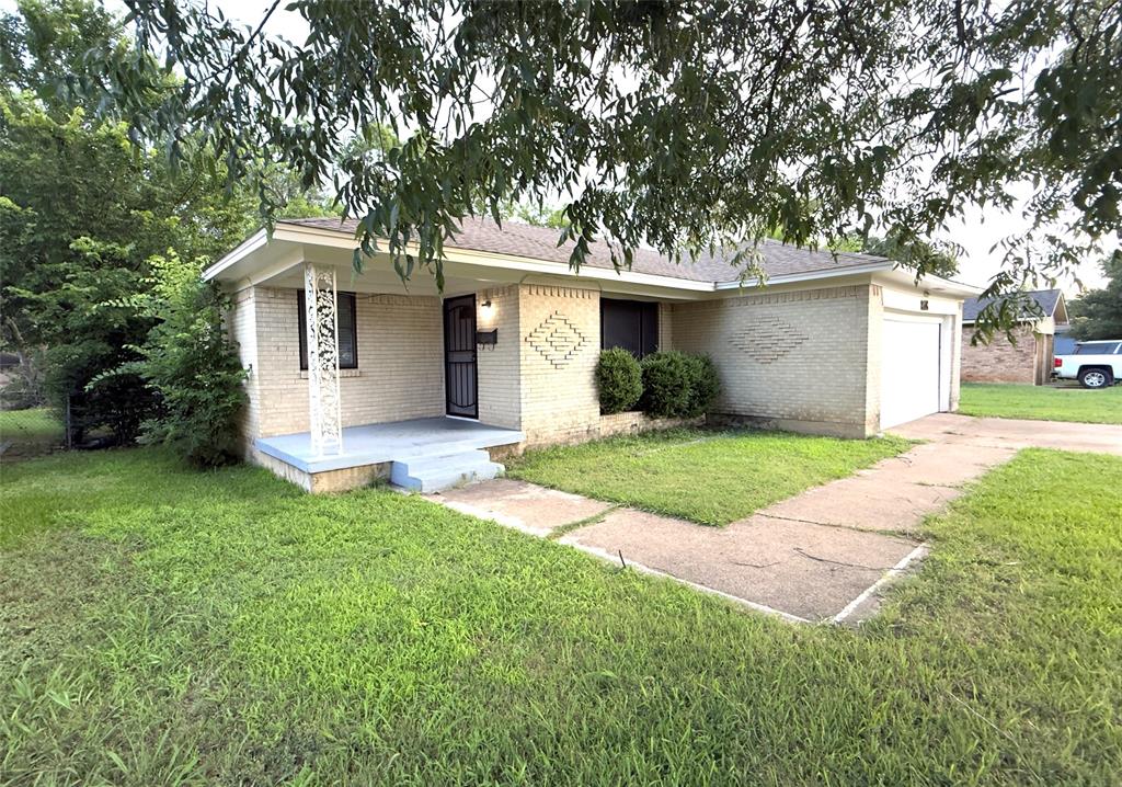 Charming 3 bedroom, 2 bath, 2 car garage home in the established Riverway Estates Bruton Terrace neighborhood. Features hardwood floors throughout the main living areas, a spacious living room, and a kitchen with ceramic tile flooring and ample storage. Enjoy the oversized fenced backyard, perfect for entertaining and outdoor activities. Located directly across from the community recreation center and conveniently near major highways, shopping, dining.
All information deemed reliable but not guaranteed. Buyer and buyer's agent to verify.