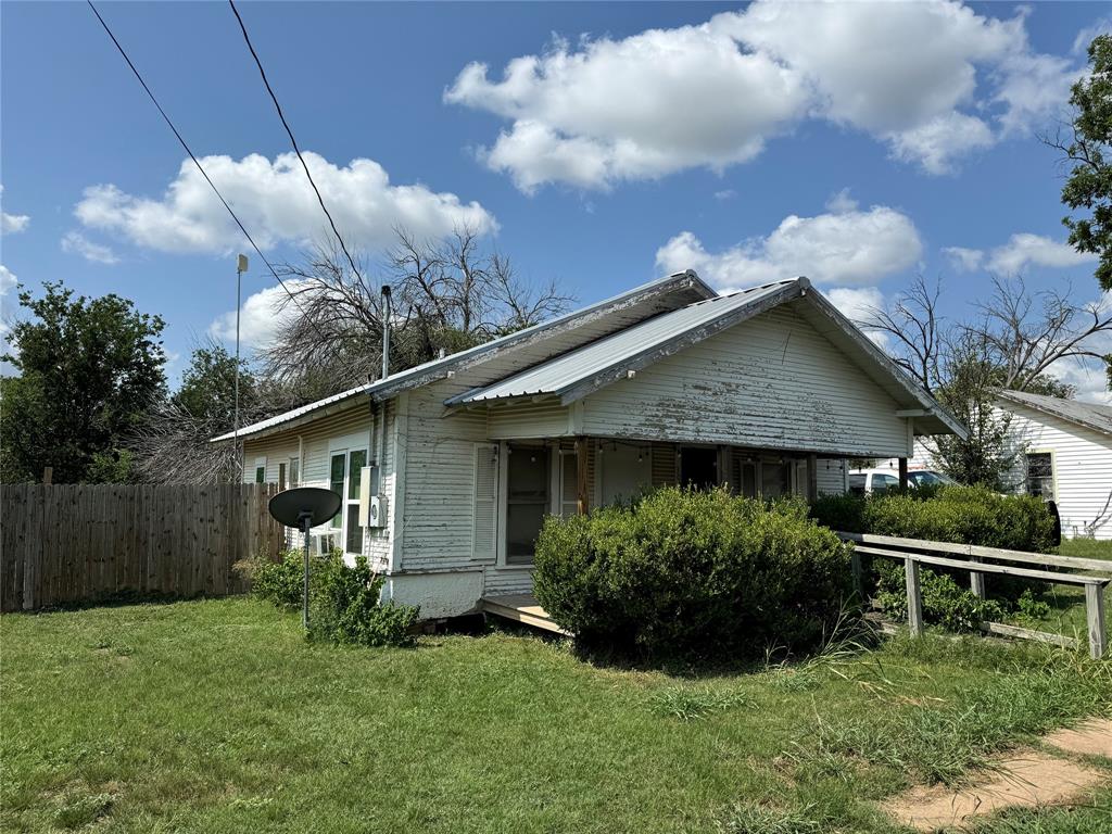 Welcome to 308 E 4th St in Coleman, Texas! This inviting 2-bedroom, 1-bathroom home spans 978 sq ft and is thoughtfully designed with accessibility in mind, featuring a ramp at the front door and a handicap-friendly shower. The property boasts a spacious backyard, perfect for outdoor activities and relaxation. Whether you're a first-time home buyer or an investor seeking a rental property, this home offers great potential. Don't miss out on this excellent opportunity in Coleman!