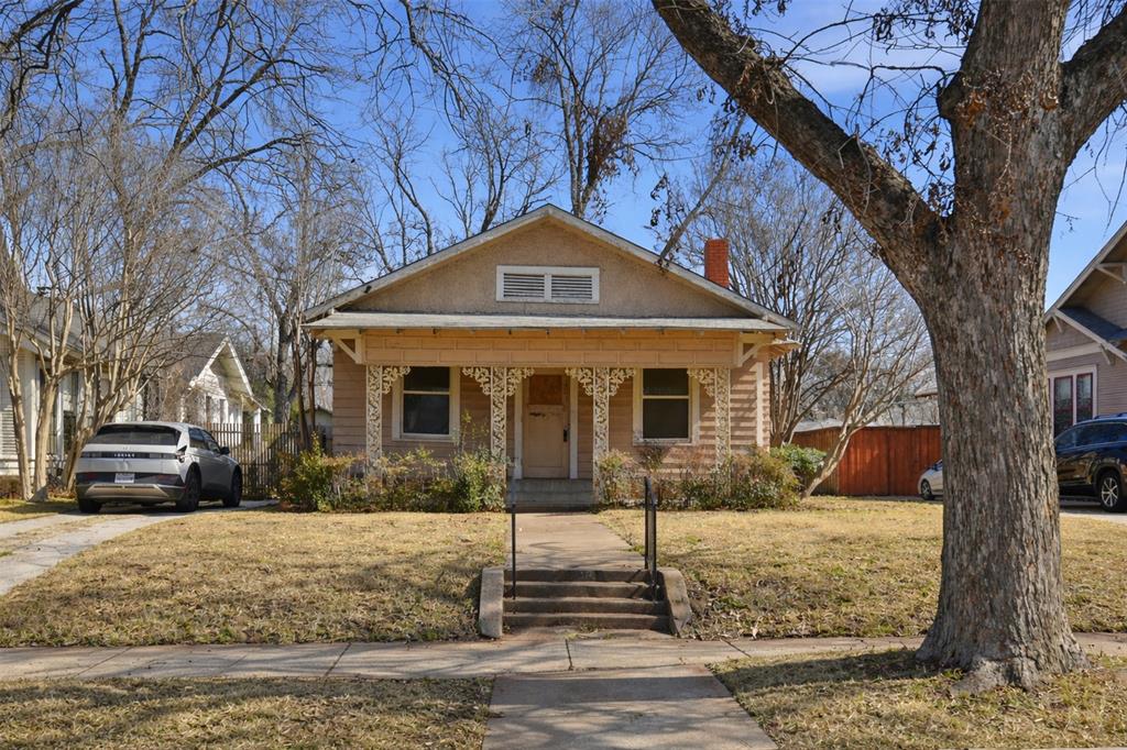 Incredible opportunity to own in the coveted Winnetka Heights Historic District! This classic Craftsman home is awaiting a remodel, SO many original details and historic charm. Recent updates include a 200A electrical panel and a new sewer line. This neighborhood is very close-knit and full of vibrant homes that have that classic feeling of the American home. Just steps away from the new Kevin Sloan park, Kessler Theatre, Nova, Cannons Corner, AND the neighborhood favorite Cenzos. Close enough to Bishop Arts to enjoy it without the traffic, not to mention walkable to a small grocery store and the main drag on W. Jefferson.