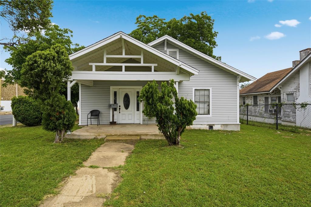Set on a corner lot in the heart of Waco, this 3 bedroom, 1.5 bath home blends early 20th-century character with practical everyday living. Just minutes from HEB, Target, and the conveniences of central Waco, the location keeps you connected without sacrificing neighborhood charm. Inside, you’ll find a mix of carpet, laminate flooring, and tile, along with higher ceilings in the bedrooms that give the home an open, airy feel. The kitchen is built for real life, complete with a gas stove, center island, generous cabinet space, and enough room for a full-sized dining table where everyone naturally gathers. The full bath features a single vanity and tub and shower combo, keeping things simple and functional in a home that balances vintage personality with sensible comfort.