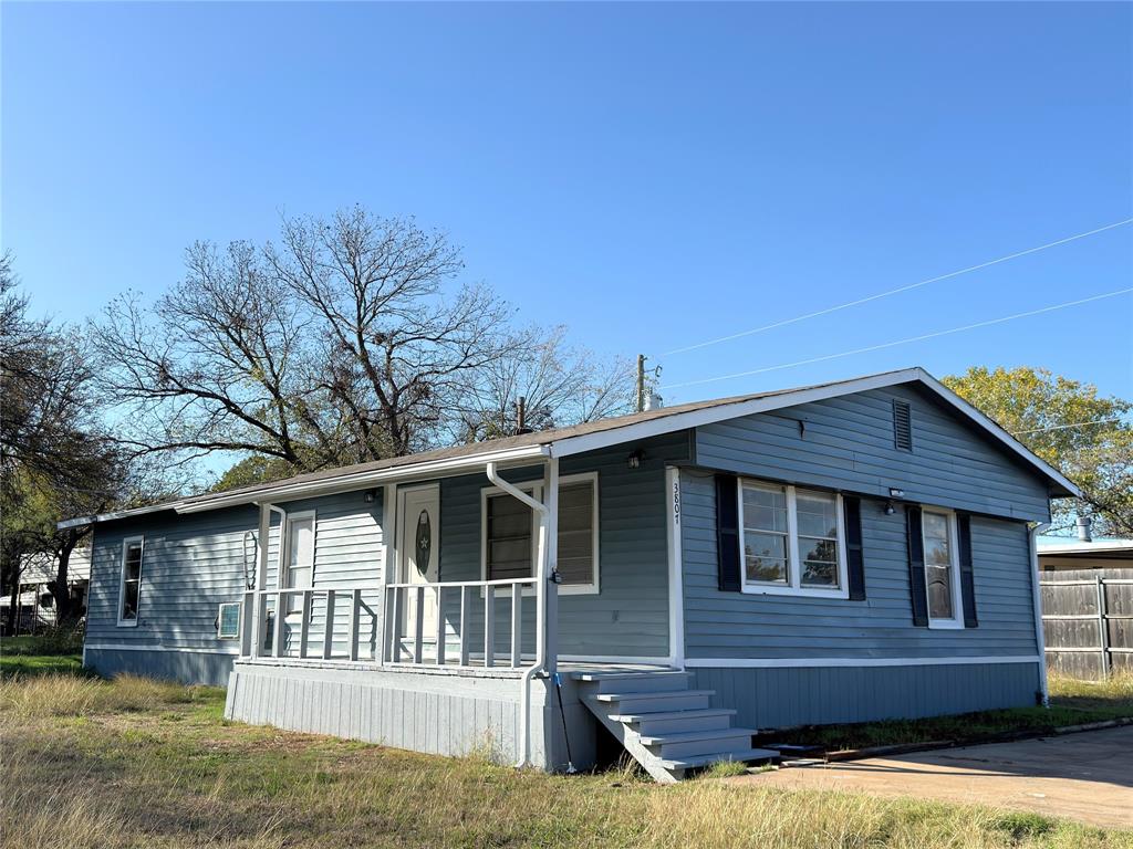 Fully remodeled 4-bedroom home in the gated Indian Harbor community, offering rare affordable lake access to Lake Granbury. This property has been updated inside and out, including modern finishes, fresh exterior improvements, and an oversized high-efficiency mini-split HVAC system designed to outperform typical systems in this price range.
Located just moments from the water, owners enjoy access to a private marina, boat ramp, available boat slips, and beautiful lake views from the shoreline. Indian Harbor also includes a community clubhouse, pool, security gate, and more—ideal for buyers wanting lake life at a highly affordable entry point.
Inside, the home lives larger than its footprint with a smart, open layout, updated kitchen and baths, new fixtures, and flexible space for guests or multi-use living. With 4 bedrooms, the property works perfectly for retirees, weekend lake-goers, families, or investors considering short-term rentals (buyer to verify STR rules).
Whether you’re looking for a full-time residence or a weekend getaway with direct access to Lake Granbury boating, 3807 Lands End Ct delivers exceptional value, comfort, and community amenities.