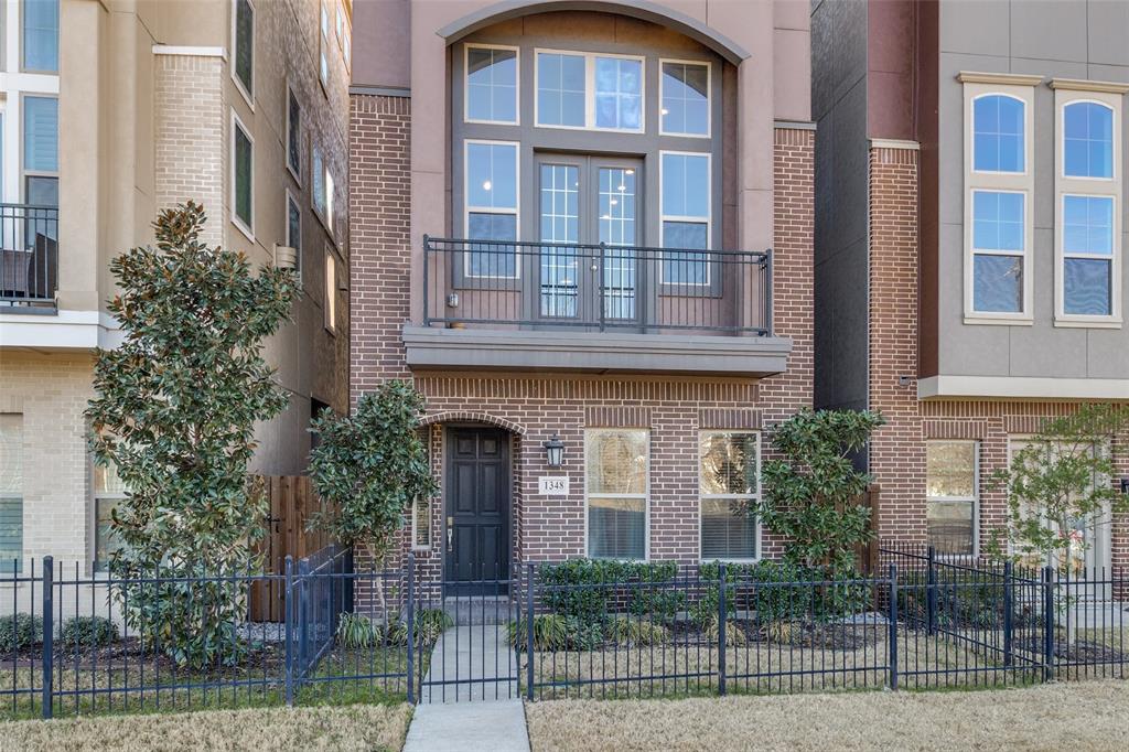 1348 Arch Place invites you to experience the finest view of the Dallas skyline and stylish urban living. This 4 bedroom, 4 and a half baths with bright light and gracious open living spaces is a city dwellers dream. Each bedroom has their own en suite baths and generous sized closets on every level of the home, allowing privacy for each bedroom occupant. The living area is open concept, a separate space for dining complete with a stunning chandelier. The kitchen is well appointed with stainless appliances and a large seated kitchen island, opening to a bright living space with a balcony providing the first breathtaking view of Downtown Dallas. The pièce de résistance is the rooftop balcony. Complete with a fire pit and lovely Sunbrella cushioned furniture. This home is a peaceful retreat, an entertainers dream, with a chic central location. This hip and lovely urban home will not disappoint.