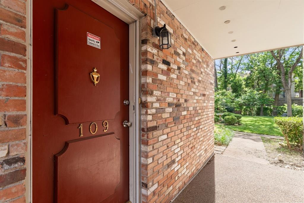 Royal Oaks Condo - Residential