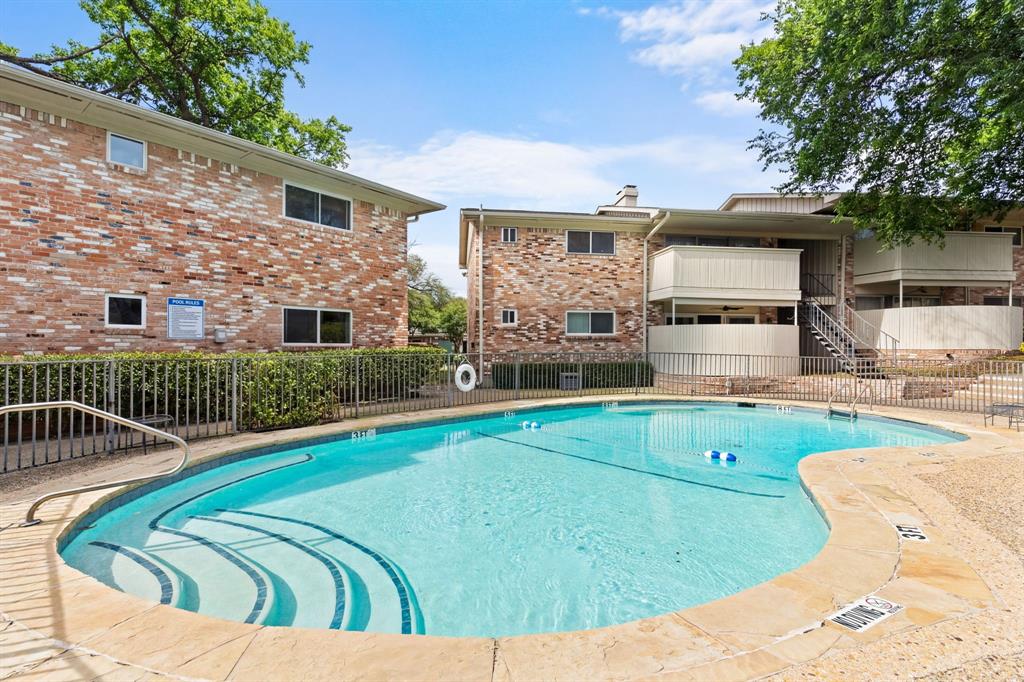 Royal Oaks Condo - Residential