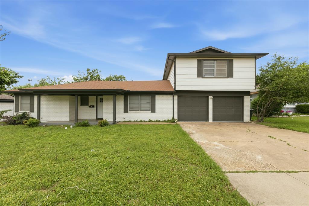 Located in the established Brentwood Hills, Brentwood-Oak Hills area of East Fort Worth, a neighborhood known for mature trees and convenient access to major highways, I-30, Loop 820, and Highway 287 offering easy access to down town Fort Worth, Dallas and  main attractions in Arlington. Remolded and carpet-free interior with durable flooring combining  style and easy maintenance. The inviting living area flows seamlessly into the updated kitchen and dining spaces, creating a functional open feel ideal for relaxing or entertaining. Refreshed bathrooms, and spacious bedrooms filled with natural light. Step outside to a covered patio perfect for outdoor seating, gatherings, or enjoying peaceful evenings year-round. - Espanol - Ubicada en la establecida comunidad de Brentwood Hills, Brentwood-Oak Hills en el este de Fort Worth, zona reconocida por sus árboles maduros y conveniente acceso a importantes autopistas como I-30, Loop 820 y Highway 287, ofreciendo fácil acceso al Downtown de Fort Worth, Dallas y las principales atracciones de Arlington. Remodelada y con un interior libre de alfombra combinando estilo y fácil mantenimiento. La acogedora sala principal conecta de manera fluida con la cocina y el área de comedor creando un espacio abierto y funcional ideal para relajarse o recibir visitas. Los baños han sido renovados y las amplias habitaciones están llenas de luz natural. En el exterior, encontrará un patio techado perfecto para colocar muebles de exterior, disfrutar reuniones o relajarse tranquilamente durante todo el año.