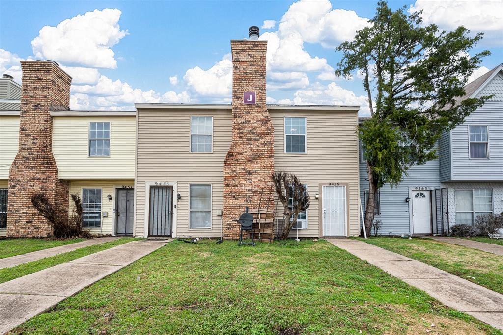**BRAND NEW HVAC & WATER HEATER** This adorable 1-bedroom, 1.5-bathroom townhome is the perfect blend of comfort and convenience! Featuring an open-concept layout, the kitchen offers ample counter space, a refrigerator, and a seamless flow into the living area—perfect for entertaining. Enjoy cozy nights by the charming brick fireplace or step outside to explore the vibrant dining, shopping, and entertainment options nearby. With easy access to major highways, commuting is a breeze! Don't miss out on this fantastic opportunity—schedule your tour today!