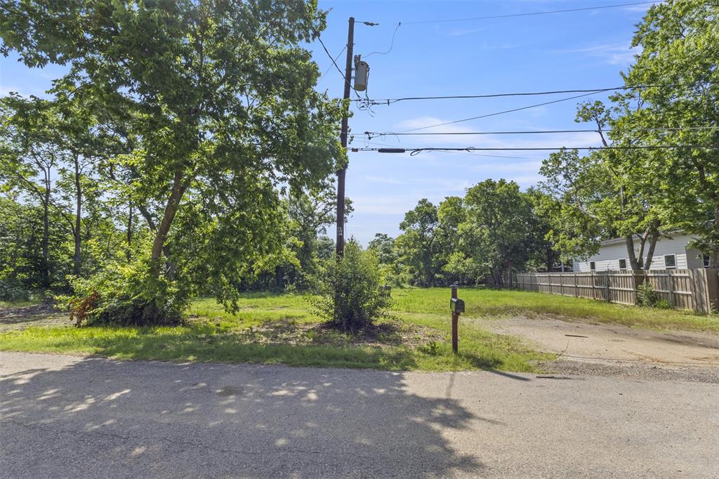 Bring your builder! This near-acre parcel is prepared for your brand-new home construction or to situate your mobile home. 

Key Features:
Utilities: Available and ready for hookup
Generous Size: .97 Acre Lot to be exact
Location: 15 Miles from Downtown Dallas

Commute: Quick access to Highway 175 and a brief 20-minute drive to Downtown Dallas.