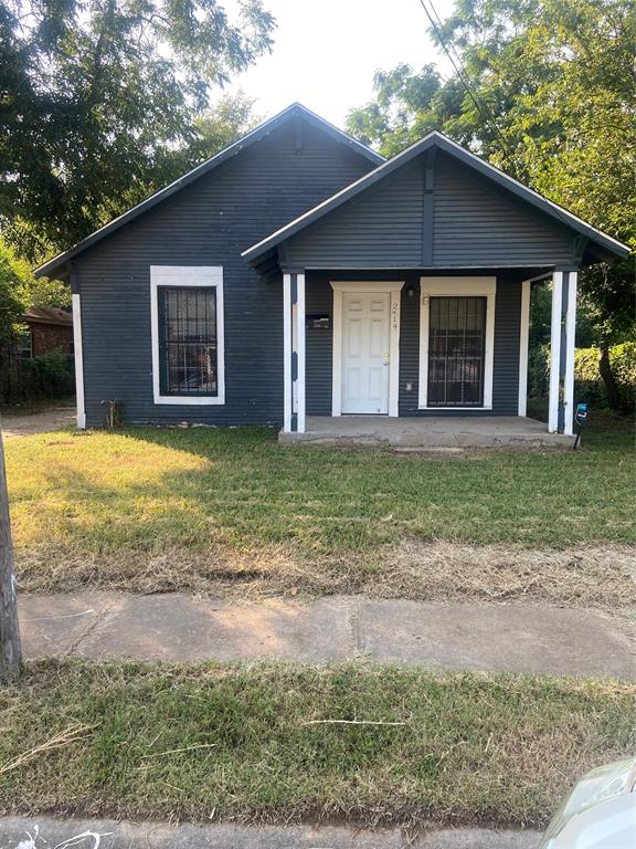 This income-producing property is perfectly positioned in a growing South Dallas market, offering strong rental demand and long-term appreciation potential. Featuring a functional layout, spacious rooms, and solid bones, this home is ideal for buy-and-hold investors, house hackers, or value-add buyers. Conveniently located near major highways, downtown Dallas, shopping, and employment hubs, making it highly attractive to tenants. Whether you’re expanding your portfolio or securing your first investment, this property is priced to move and packed with upside. Don’t miss this opportunity in one of Dallas’ most active investment corridors!