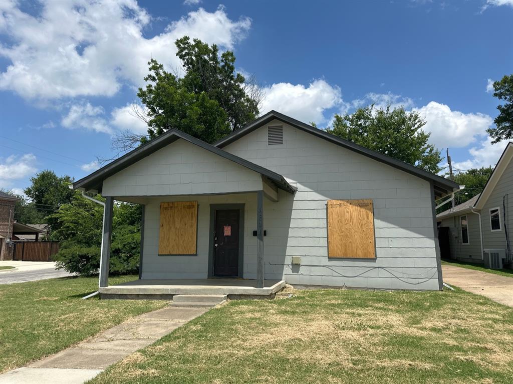 This 3-bedroom, 1-bathroom fixer-upper is located in the Byers & McCart Add neighborhood. It needs some TLC but offers an excellent location close to shopping, dining, entertainment, and major employers. This property has lots of potential, so schedule your private showing today!