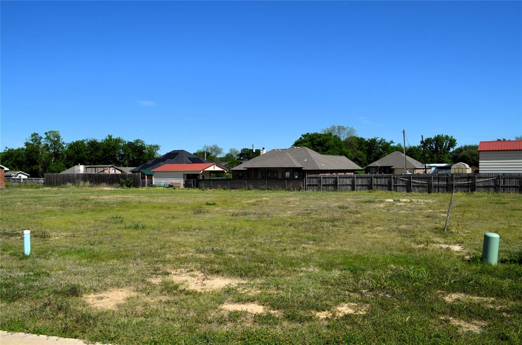 GREAT BUILDING LOT WITH UNDERGROUND UTILITIES AT THE ROAD. PRETTY LOT IS LEVEL AND LOCATED IN NICE AREA OF MABANK. CONCRETE STREETS AND CURBS. NOT FAR FROM CEDAR CREEK LAKE AND AN EASY COMMUTE TO DALLAS. GREAT BUILDING SITE.