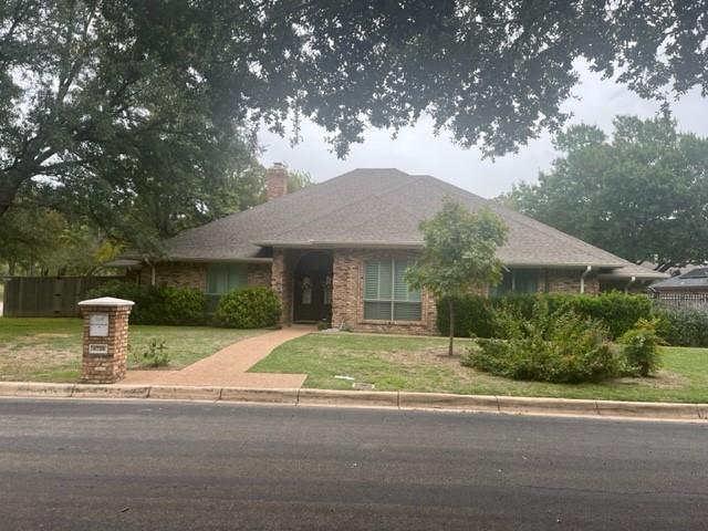 FURNISHED 4 Bed, 3 Bath, 2 car garage
Yard maintenance and house cleaning included 2x month.
Large corner lot near walking paths and park, gated driveway with two car garage, backyard is crossed fenced and has trees, large covered back patio with privacy and outdoor gracious living. Beautifully updated Meadows West home with 2 DIN and 2 LIV rooms, spacious floorplan, high ceilings, large kitchen and utility room. Large bedrooms and bathrooms. Large living areas. Large built-in bar in family room.
