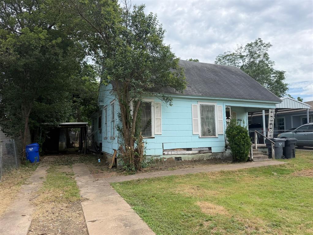 Calling all investors and DIY dreamers! This 3-bedroom, 1-bathroom home with 994 sqft is ready for its next chapter. If you've been searching for a fixer-upper with potential, this could be the one! Featuring alley access and a convenient location just minutes from MCC, Cameron Park, grocery stores, and restaurants, this property is waiting for the right buyer to bring it back to life. Come claim your fixer-upper today!