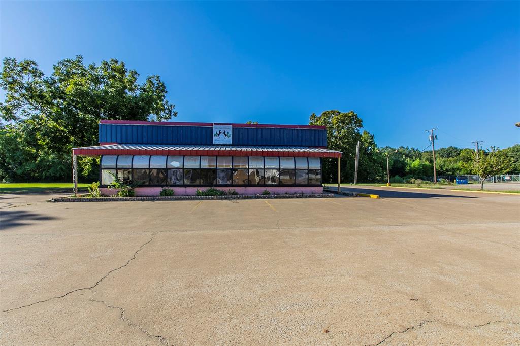 Great opportunity to bring your business into this charming small, growing town of Chandler, Tx! Building is currently being used as a restaurant but with your own creativity, you can possibly put your own twist to this commercial property that is sitting on 2.469 acres. Prime location, with busy traffic that will attract clients to your new business here. Property speaks for itself as far as great potential, location & lots of other possibilities so come & see it for yourself. This property is also being sold, please look at MLS#:20457862