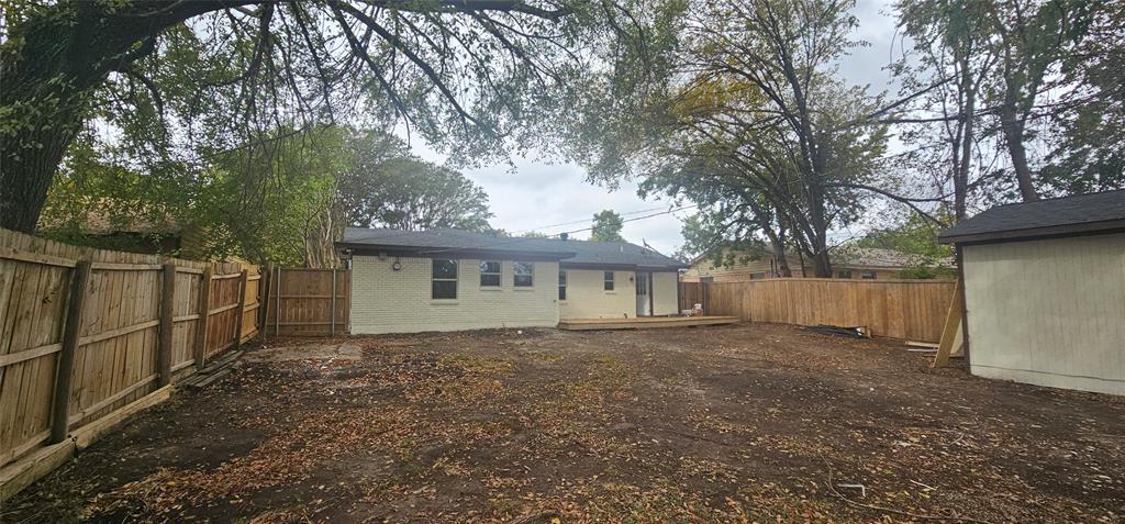 Recently remodeled four-bedroom two bath house new roof, plumbing and electricity, new windows, new AC unit, new appliances spacious back yard to put your work truck or family gatherings, come and take a look at this beautiful home in the heart of mesquite
NO SURVEY BUYER TO OBTAIN ONE IF NEEDED!
