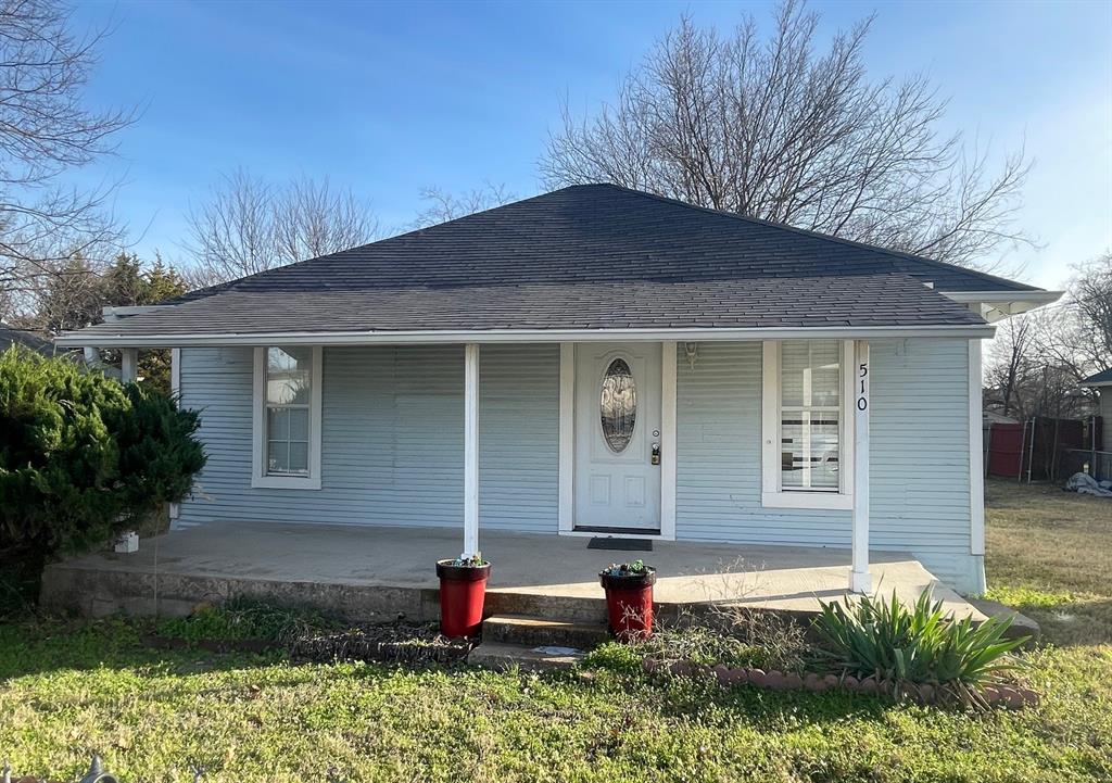 A 2-bedroom, 1.5-bathroom home located in a quiet neighborhood, minutes from downtown Rockwall. Conveniently located near schools and shopping. Living area opens to the kitchen with breakfast bar, tile backsplash. Great for entertaining family and friends. Large beautifully treed backyard. This almost half an acre is great for outside activities or expanding your home. Please call listing agent for combination code.