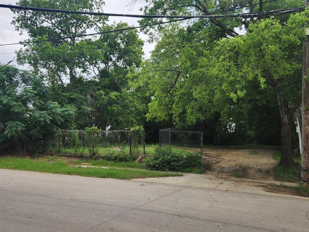 Here's your next investment. This 50x180 vacant lot is already platted and located only minutes from downtown. All utilities available. Several new modern homes already built in the neighborhood and only blocks away from the new Deck Park. This is a rare one! Buyer do your own diligence.