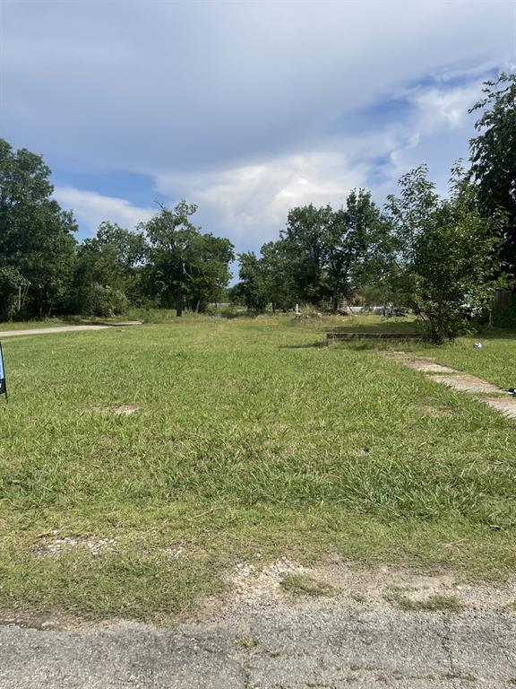 Great clear off lot, just ready for you to come build your home and memories!