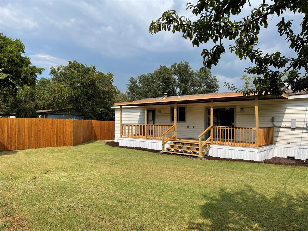LOCATION LOCATION IN CENTER OF FRISCO This Doublewide Manufactured home has a high efficiency HVAC, single story 1456 Sqft. home has 3beds 2 baths separate laundry room. Eat in kitchen, Dining rm, living rm, Covered front porch, Covered back patio deck. All fenced in, walk to schools, NO HOA, Frisco ISD close to shopping, restaurants, Hwy 121 & North Dallas Toll Rd.