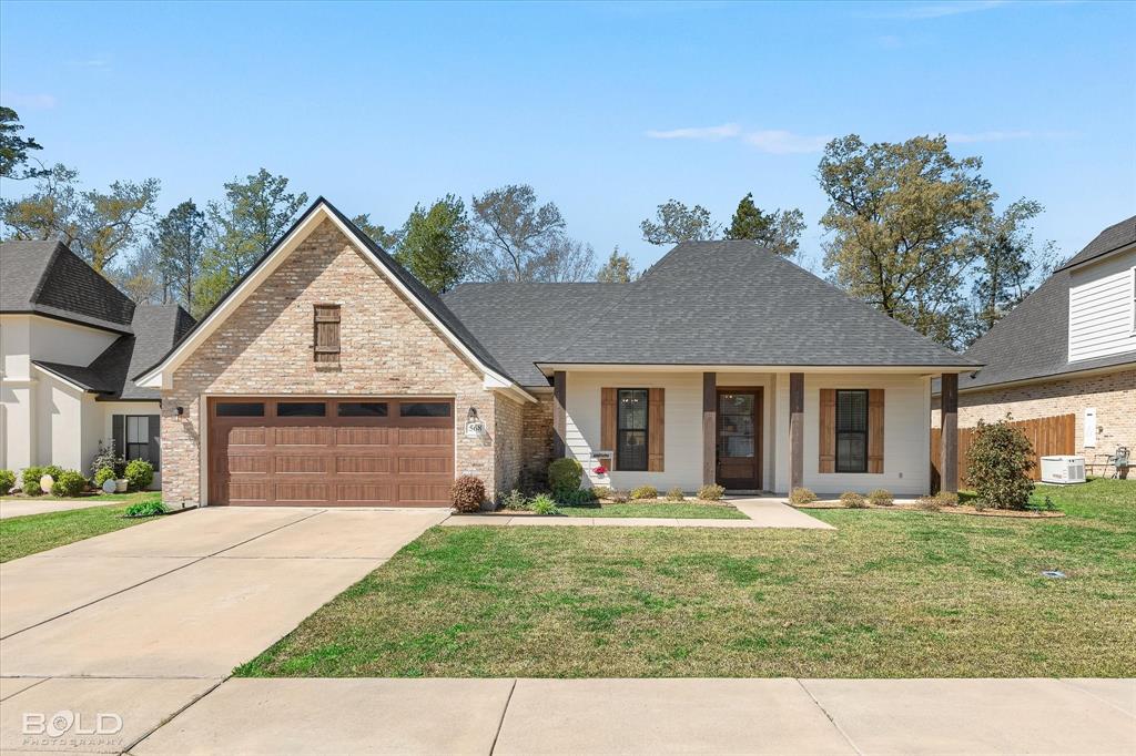 Unbelievable clean house. Absolutley the cleanest house you will find. Beautiful home with new fenced in yard. This house is a must see home in a small gated community. If you want super nice, you deserve a tour of this beautiful home. Motivated seller.